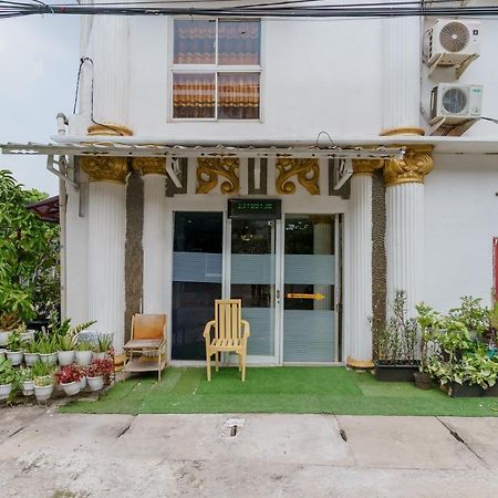 Reddoorz Syariah Near Universitas Borobudur Джакарта Экстерьер фото