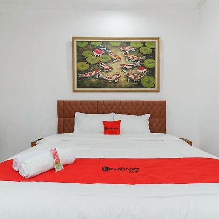 Reddoorz Syariah Near Universitas Borobudur Джакарта Экстерьер фото