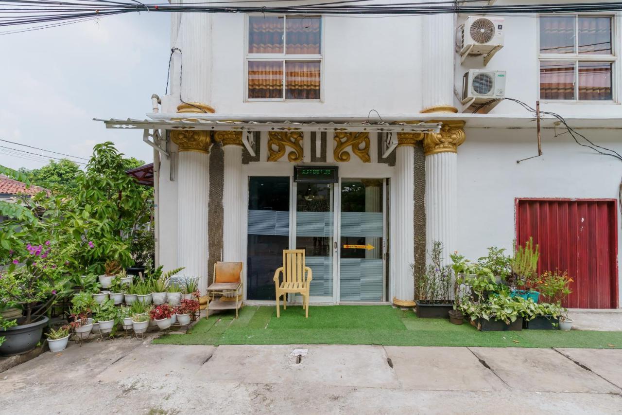 Reddoorz Syariah Near Universitas Borobudur Джакарта Экстерьер фото