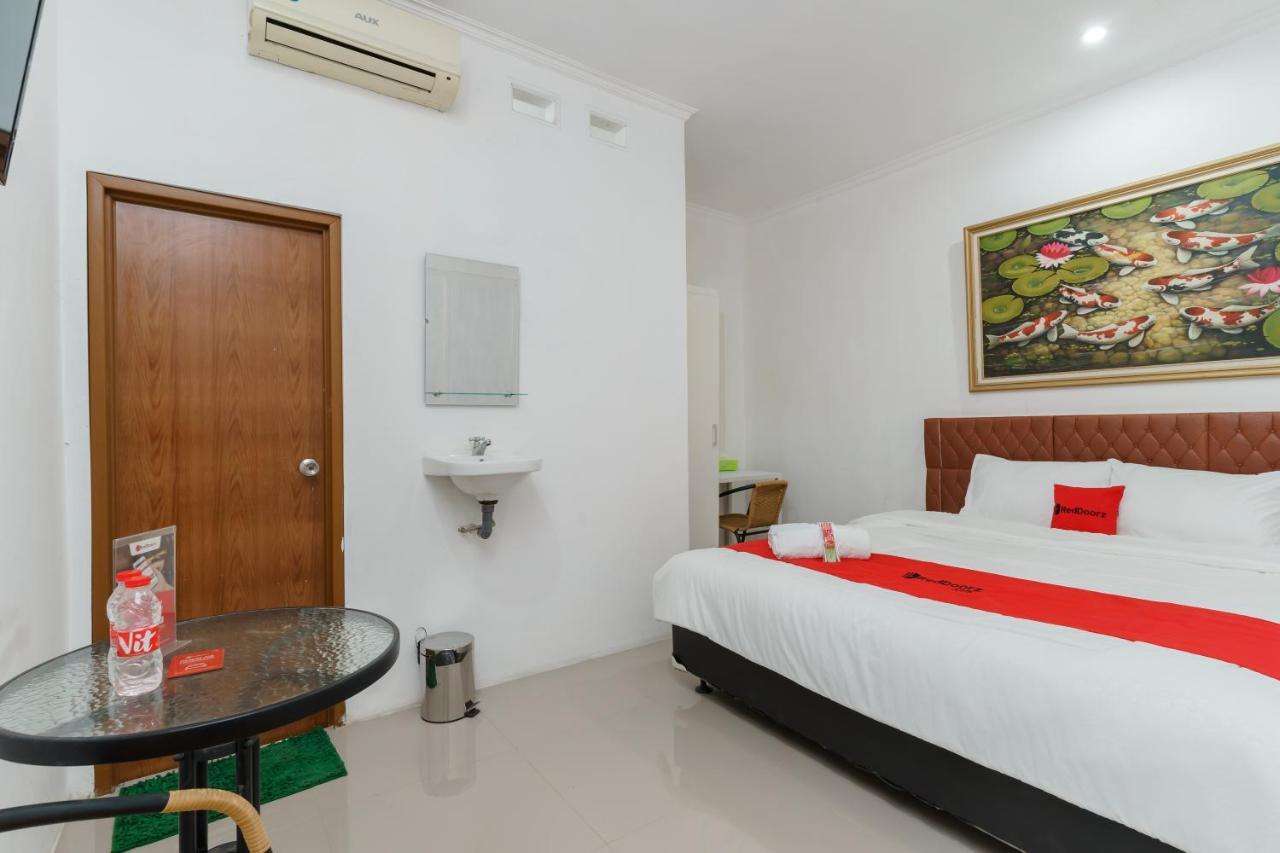 Reddoorz Syariah Near Universitas Borobudur Джакарта Экстерьер фото
