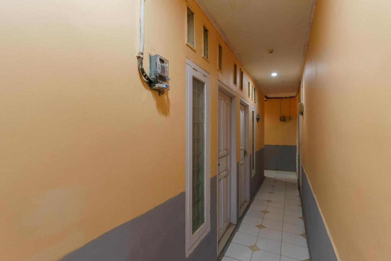 Reddoorz Syariah Near Universitas Borobudur Джакарта Экстерьер фото