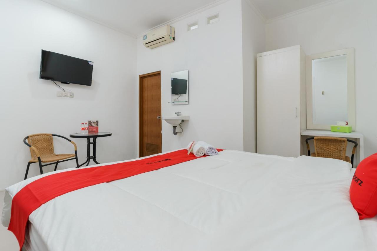 Reddoorz Syariah Near Universitas Borobudur Джакарта Экстерьер фото